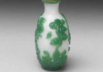 图片[2]-Green-overlay glass snuff bottle with dragon and pavilion design.-China Archive